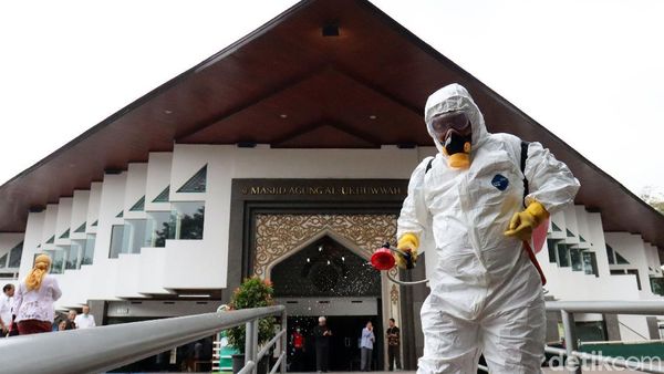 Masjid Al-Ukhuwah Bandung Disemprot Disinfektan