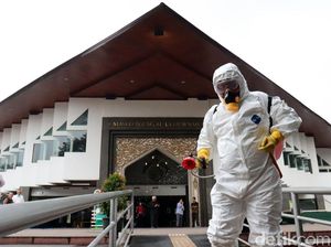 Masjid Al-Ukhuwah Bandung Disemprot Disinfektan