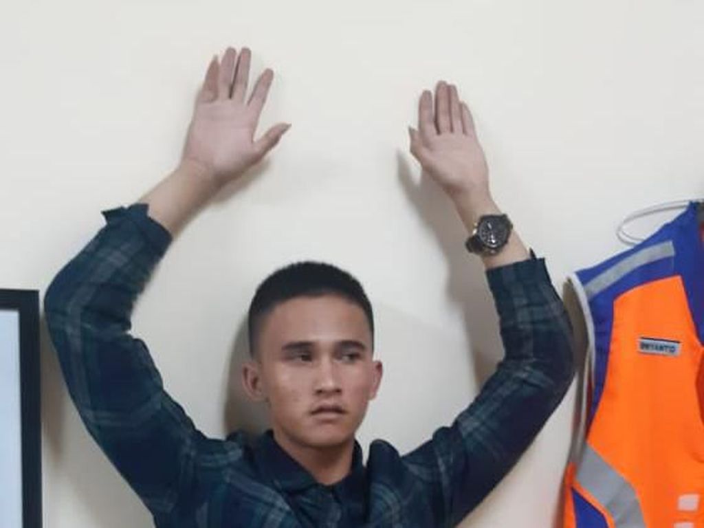 Dipergoki Penumpang, Pencuri Tas di KRL Ditangkap di Stasiun Depok Baru Dipergoki Penumpang, Pencuri Tas di KRL Ditangkap di Stasiun Depok Baru