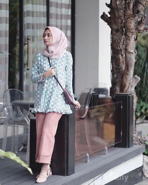 Inspirasi Mix  and Match  Celana  Kulot  dan Hijab  untuk Gaya 