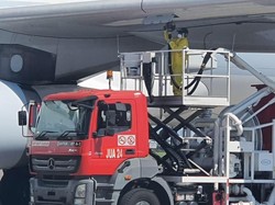 Pertamina Gunakan APD Sesuai Standar Kesehatan saat Pengisian Avtur