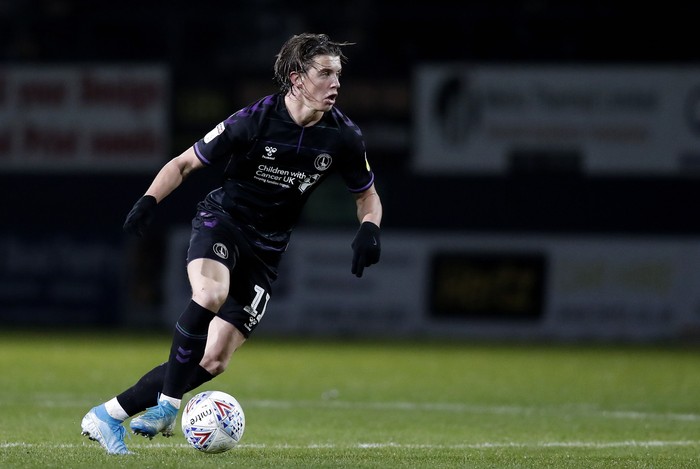 LUTON, ENGLAND - NOVEMBER 26: Conor Gallagher of Charlton Athletic runs with the ball during the Sky Bet Championship match between Luton Town and Charlton Athletic at Kenilworth Road on November 26, 2019 in Luton, England. (Photo by Luke Walker/Getty Images)