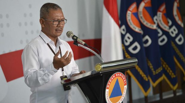 Juru Bicara Pemerintah untuk Penanganan COVID-19 Achmad Yurianto memberikan keterangan pers di Graha BNPB, Jakarta, Kamis (19/3/2020). Berdasarkan data pemerintah hingga Kamis (19/3), jumlah kasus positif COVID-19 mencapai 309 kasus di 16 provinsi se-Indonesia, sementara jumlah pasien sembuh mencapai 15 orang dan kasus meninggal dunia mencapai 25 orang. ANTARA FOTO/Aditya Pradana Putra/wsj.