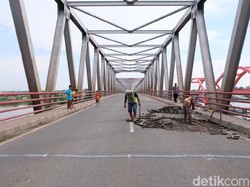 Baut Lepas Termakan Usia, Pelat Jembatan Musi II Palembang Jebol