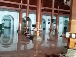 Masjid Agung Sunan Ampel Gelar Salat Jumat di Tengah Penyebaran Virus Corona