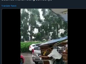 Jorok! Tukang Siomay Ini Gunakan Air Hujan untuk Mengisi Kukusan