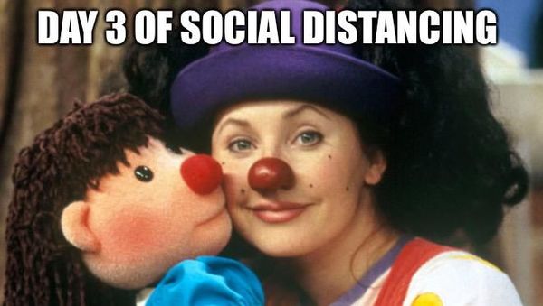 9 Meme Lucu Social Distancing Saat Wabah Corona Ini Menghibur