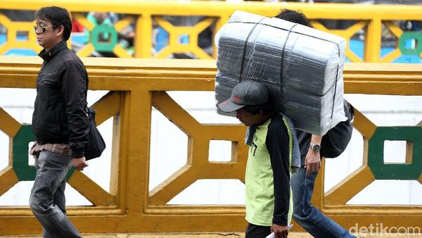 Aktivitas Porter Tanah Abang yang Hilir Mudik Berburu Rezeki