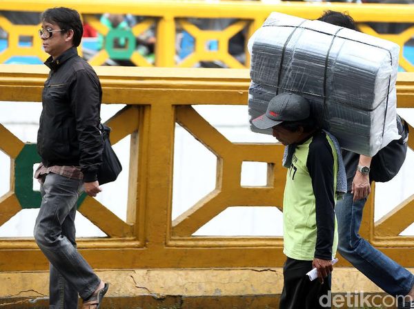 Aktivitas Porter Tanah Abang yang Hilir Mudik Berburu Rezeki