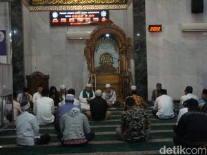 Masjid Agung Karawang Tetap Gelar Jumatan, Saf Salat Akan Diatur