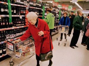 Minimalisir Sebaran Virus Corona, Supermarket Berlakukan Jam Belanja Khusus Lansia