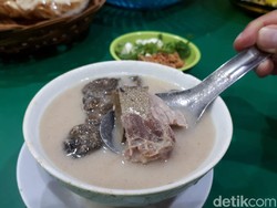 Coto Daeng Sirua: Nikmatnya Coto Makassar Kuah Putih Isi Daging hingga Paru