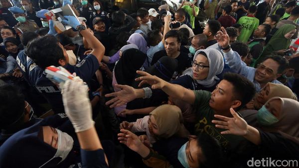 Antusias Warga Berebut Masker Gratis di Tanah Abang