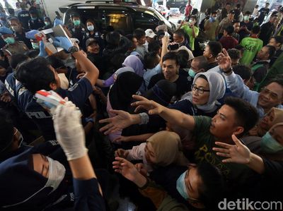 Antusias Warga Berebut Masker Gratis di Tanah Abang