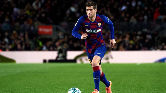 BARCELONA, SPAIN - JANUARY 19: Sergi Roberto of FC Barcelona runs with the ball during the Liga match between FC Barcelona and Granada CF at Camp Nou on January 19, 2020 in Barcelona, Spain. (Photo by Alex Caparros/Getty Images)