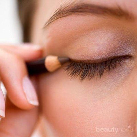 Ingin Tahu Tips Eyeliner Agar Tidak Mudah Luntur? Simak di Sini!