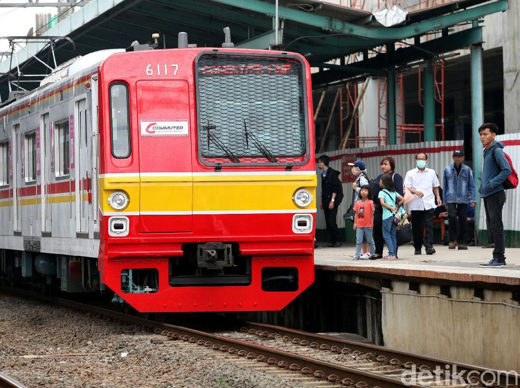 Bandel! Bule Diturunkan dari KRL Gegara Enggan Pakai Masker Bandel! Bule Diturunkan dari KRL Gegara Enggan Pakai Masker