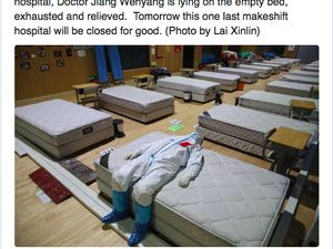 Potret Haru Dokter di Wuhan Usai Merawat 49 Pasien Terakhirnya