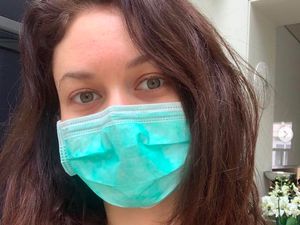 Penampilan Perdana Olga Kurylenko Usai Umumkan Positif Corona