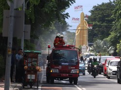 Pemkot Surabaya Kerahkan Damkar Semprotkan Disinfektan Cegah Corona