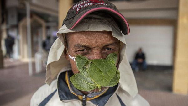 Pria Asal Maroko Ini Pakai Masker dari Daun Mint Lho
