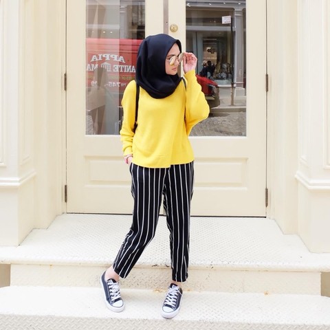 Style Para Seleb dalam Padu  Padan  Hijab Warna  Hitam yang 