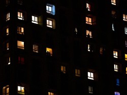 Warga Prancis Berikan Penghormatan Untuk Tenaga Medis COVID-19