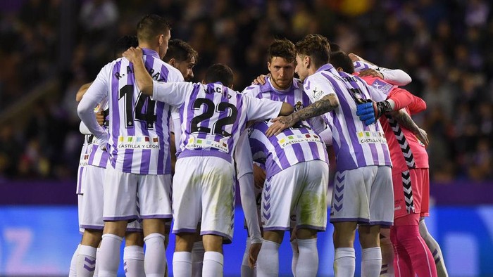 VALLADOLID, SPAIN - MARCH 10: Real Valladolid players gather before the start of the 2nd half during the La Liga match between Real Valladolid CF and Real Madrid CF at Estadio Jose Zorrilla on March 10, 2019 in Valladolid, Spain. (Photo by Denis Doyle/Getty Images)
