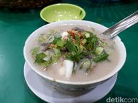 Coto Daeng Sirua: Nikmatnya Coto Makassar Kuah Putih Isi Daging hingga Paru