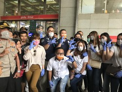 Aksi Narji hingga Chika Jessica Bagi-Bagi Masker dan Hand Sanitizer