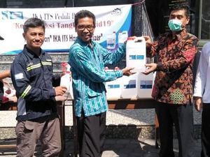 IKA ITS Latih Masyarakat Membuat Hand Sanitizer