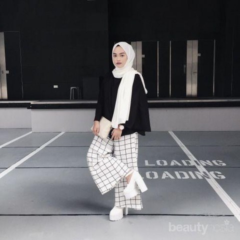 Tampil Lebih Stylish dengan Outfit Hijab Warna Putih, Lihat Padu