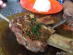 Sluurp! Gurih Nikmat Konro Karebosi yang Legendaris di Makassar