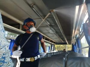 Kendaraan Umum di Pantura Tuban Disemprot Disinfektan