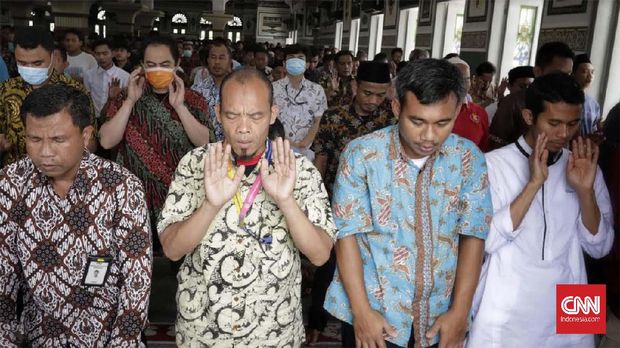 Salat Jumat saat Pandemi Covid-19 Umat muslim melakukan salat Jumat ditengah himbauan peniadaan kegiatan salat Jumat di Masjid Agung Al Azhar, Jakarta, Jumat, 20 Maret 2020. Pemerintah menghimbau meniadakan kegiatan salat Jumat selama dua pekan ke depan, guna mencegah penyebaran virus corona (covid-19). Himbauan ini menyusul Fatwa Majelis Ulama Indonesia (MUI) Nomor 14/2020 tentang Penyelenggaraan Ibadah dalam Situasi Terjadi Wabah Covid-19. (CNNIndonesia/Adhi Wicaksono)