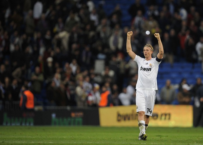 MADRID, SPAIN - NOVEMBER 08: Guti of Real Madrid celebrates after beating Malaga 4-3 during the La Liga match between Real Madrid and Malaga at the Santiago Bernabeu stadium on November 8, 2008 in Madrid, Spain.  (Photo by Denis Doyle/Getty Images)