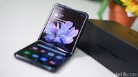 Unboxing Ponsel Layar Lipat Samsung Harga Rp 21,8 Juta