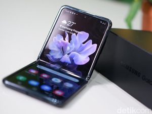 Unboxing Ponsel Layar Lipat Samsung Harga Rp 21,8 Juta