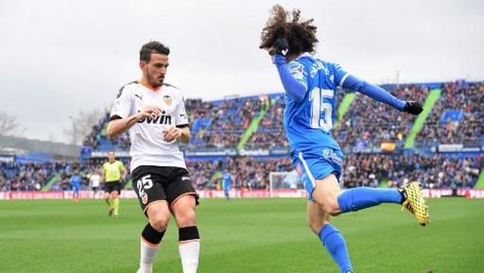 Valencias Italian midfielder Alessandro Florenzi (L) vies with Getafes Spanish defender Marc Cucurella during the Spanish league football match between Getafe CF and Valencia CF at the Col. Alfonso Perez stadium in Getafe on February 8, 2020. (Photo by JAVIER SORIANO / AFP)