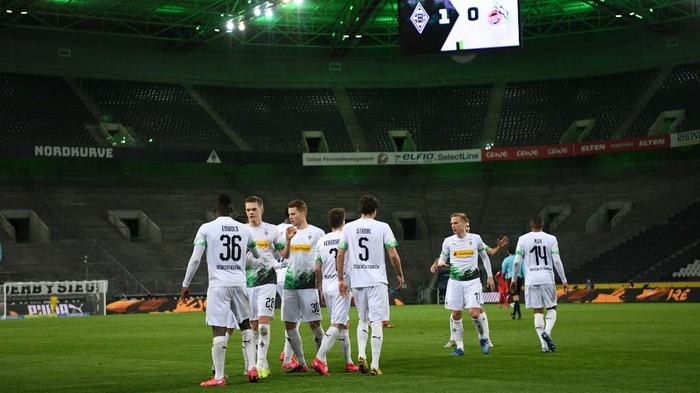Moenchengladbachs Swiss forward Breel Embolo (L) celebrates scoring the opening goal with his teammates during the German first division Bundesliga football match Borussia Moenchengladbach v 1 FC Cologne in Moenchengladbach, western Germany on March 11, 2020. - Rhine Bundesliga derby between Borussia Moenchengladbach and Cologne, will be held behind closed doors due to the coronavirus, the first game in Bundesliga history to be played without fans. (Photo by Ina FASSBENDER / AFP) / DFL REGULATIONS PROHIBIT ANY USE OF PHOTOGRAPHS AS IMAGE SEQUENCES AND/OR QUASI-VIDEO