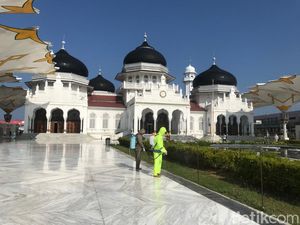 Jelang Salat Jumat, Masjid Raya Baiturrahman Aceh Disemprot Disinfektan Jelang Salat Jumat, Masjid Raya Baiturrahman Aceh Disemprot Disinfektan