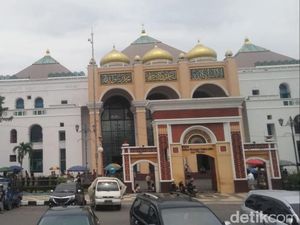 Masjid Agung Palembang Tetap Gelar Salat Jumat, Jemaah Diminta Bawa Sejadah