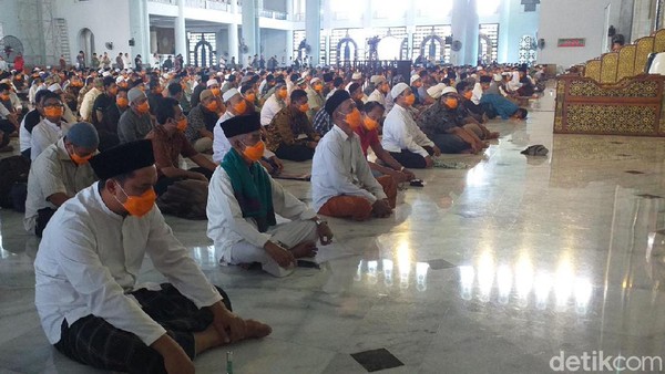 masjid al akbar gelar salat jumat