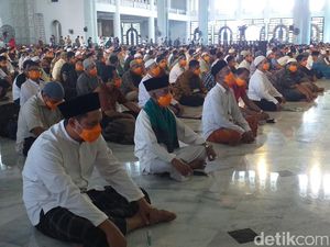 Salat Jumat di Masjid Al Akbar Surabaya Dibatasi Jarak 1 Meter