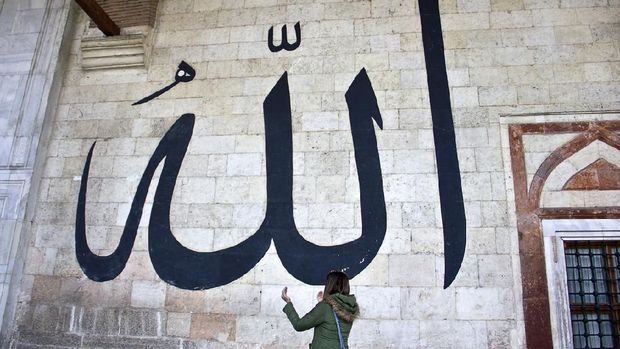 Edirne, Turkey - April 19, 2019: People praying in Old Mosque view which (tr. Eski Camii) is one of the most fascinating historical buildings in Edirne. It is the oldest of the three Sultan Mosques situated in the centre of the city. The construction of the mosque completed in 1414, when son of Beyazit won the war and became the sole ruler of the Ottoman Empire as Sultan Mehmed I.