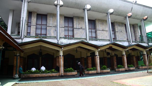 Selain itu segala bentuk aktifitas dakwah di Masjid Agung Sunda Kelapa juga ditunda sampai batas waktu yang belum ditentukan.