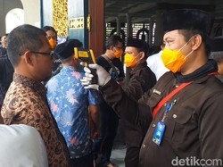 Masjid Al Akbar Gelar Jumatan, Jemaah Antre Diperiksa Suhu Tubuh dan Bermasker
