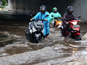 Kolong Semanggi Tergenang, Sejumlah Sepeda Motor Mogok