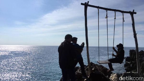 Foto: Tebing Batu Pantai Taraujung yang Instagramable