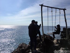 Foto: Tebing Batu Pantai Taraujung yang Instagramable